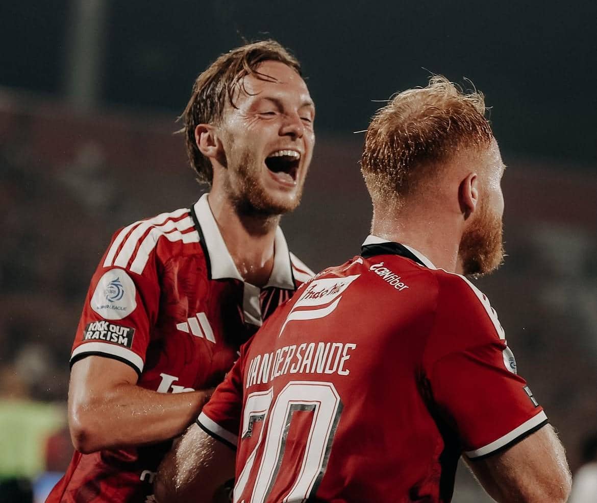 Remco Balk (kiri) dan Jort Van der Sande (kanan) melakukan selebrasi usai mencetak gol.