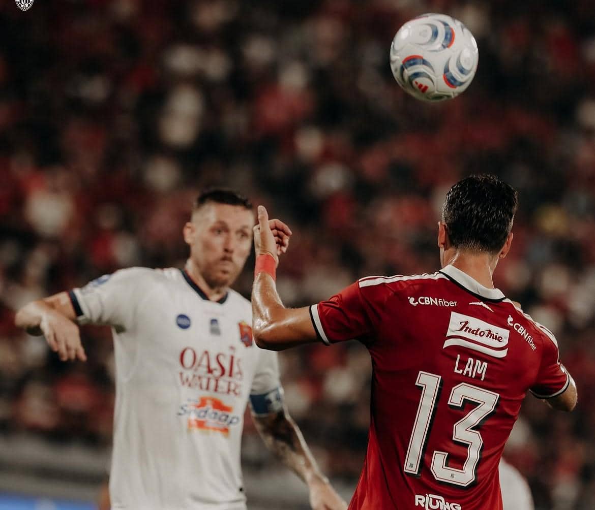 Thomas Lam (merah) saat menghalau serangan pemain Persijap Jepara.
