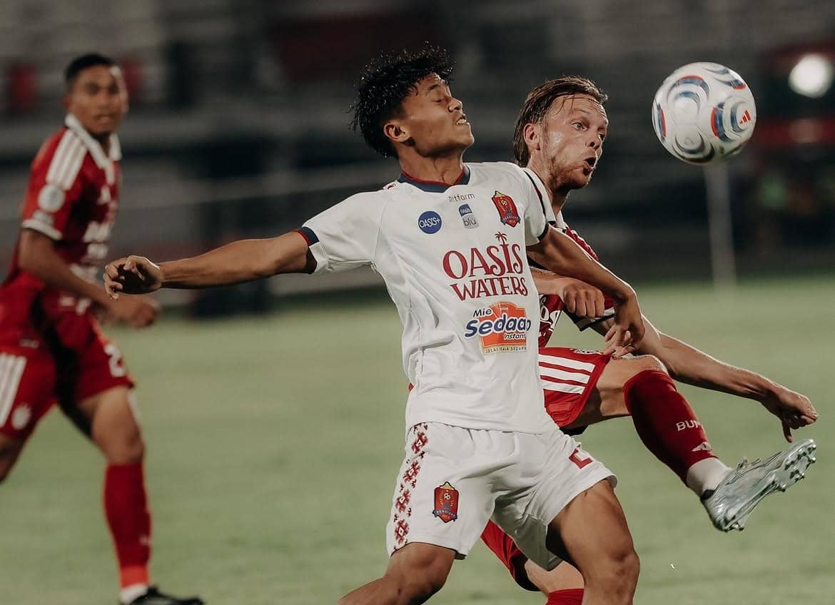 Jalannya pertandingan antara Bali United (merah) dan Persijap Jepara (putih). 