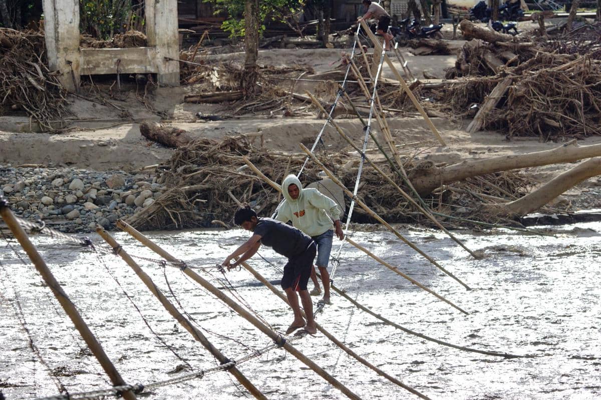 11 Bulan Pascabanjir Jembatan Belum Ada, Warga Aceh Hanyut di Sungai