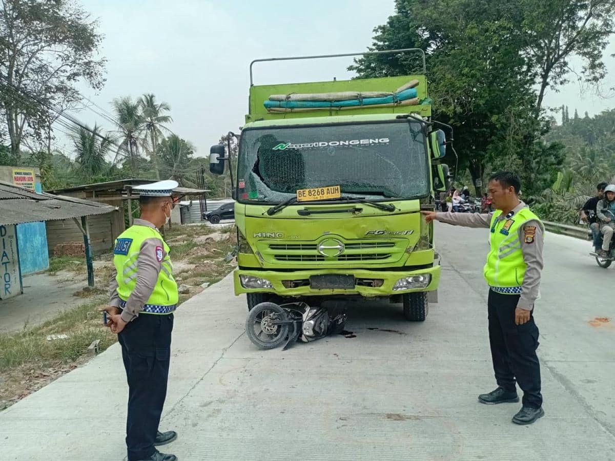 Truk Pasir Tabrak Lima Kendaraan di Pringsewu, Dua Pelajar Tewas