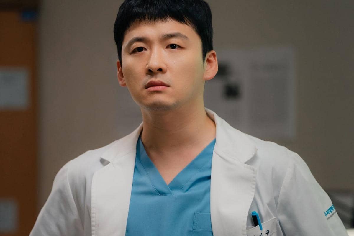 Still cut drama Doctor X: Mafia in White yang dirilis SBS untuk memperkenalkan serial tersebut kepada penonton.