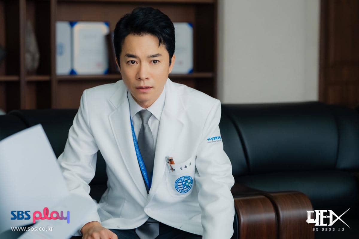 Kumpulan potongan adegan drama Korea Doctor X: Mafia in White produksi SBS yang menampilkan para karakter dalam serial tersebut.