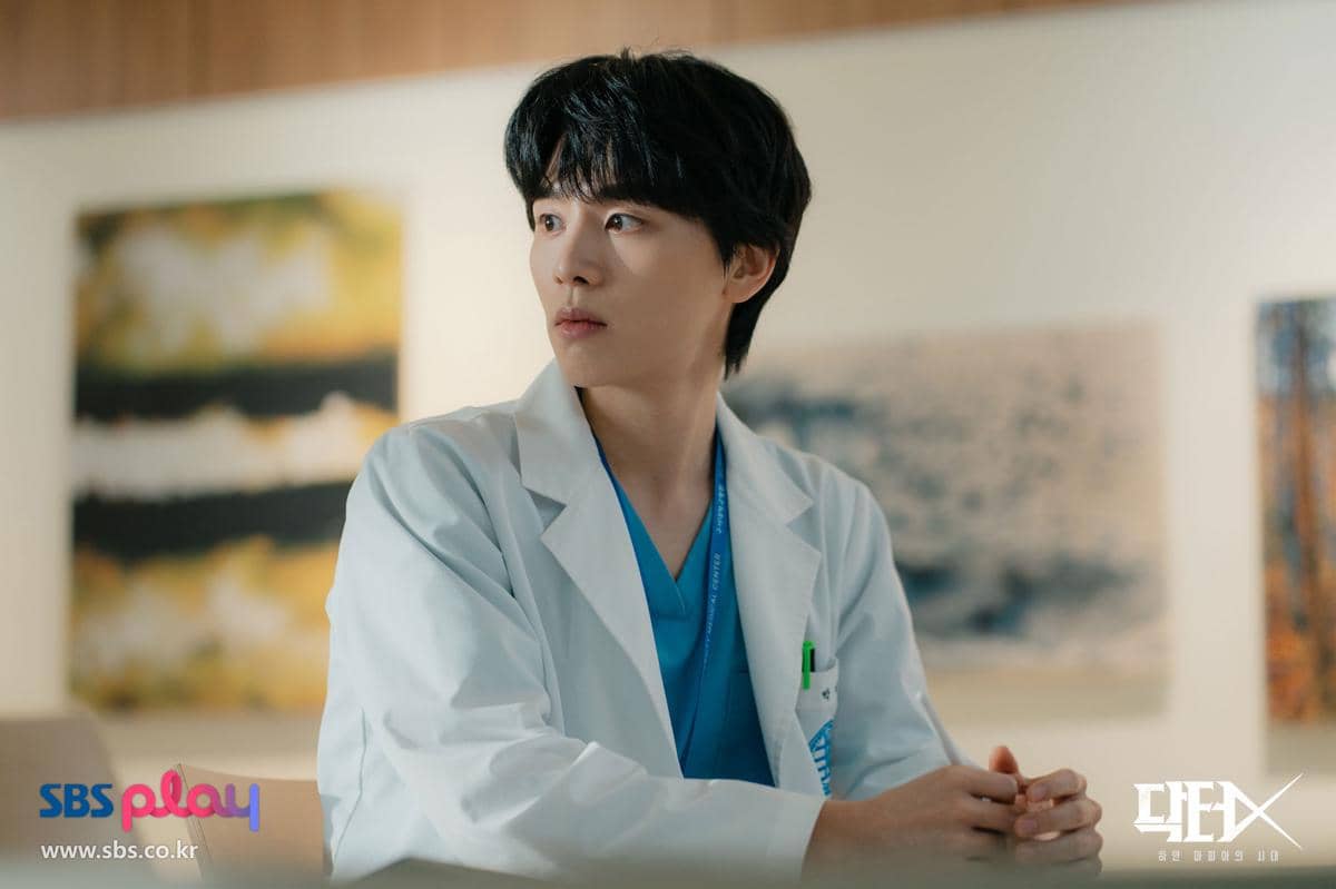 Potongan adegan promosi dari drama Doctor X: Mafia in White, materi resmi yang dikreditkan kepada SBS.