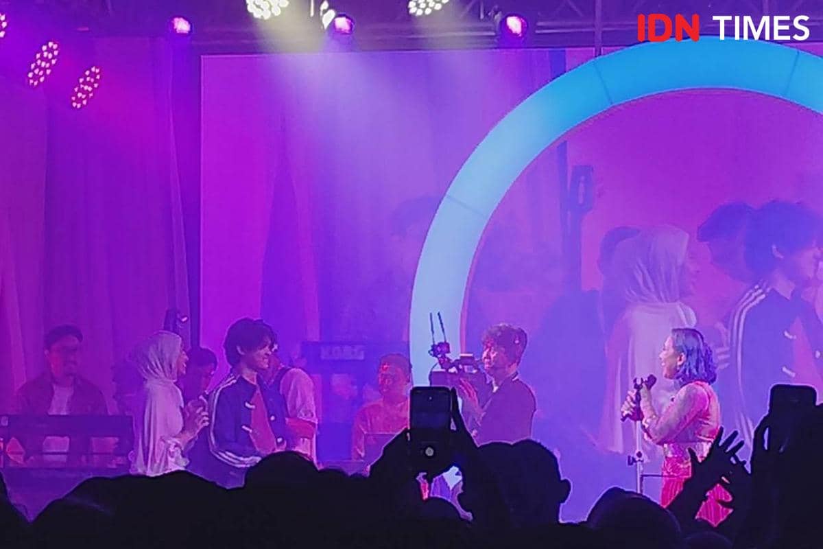 Imel serahkan cincin kepada Lovers bernama Naufal dan Caca.jpg