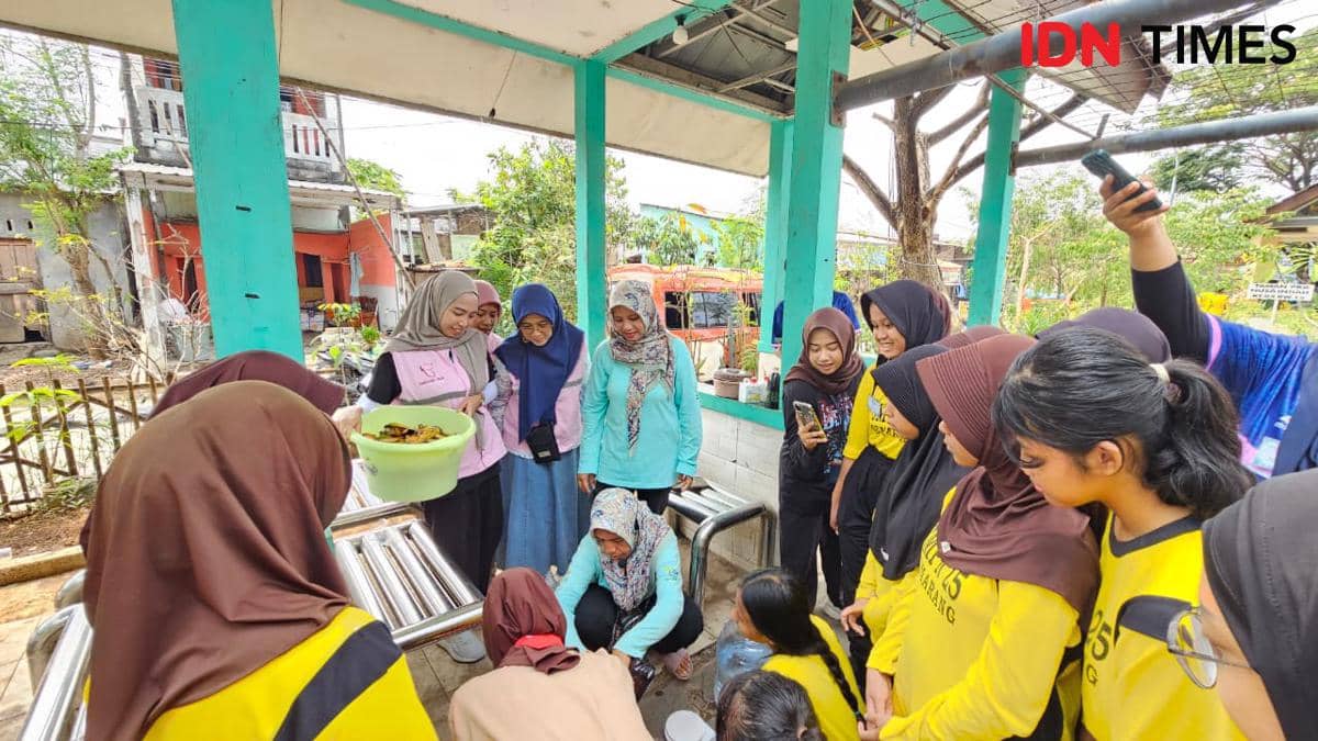 Peserta pelatihan pertanian perkotaan mempraktikkan pengolahan kompos untuk menyuburkan tanaman di Tambaklorok.