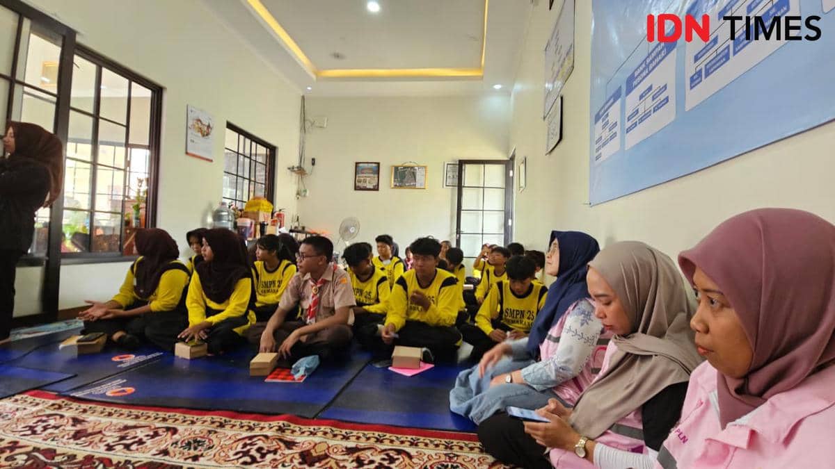 Sejumlah ibu dan siswa SMP 25 Semarang mendengarkan penjelasan dari perwakilan PLN Indonesia Power Semarang.