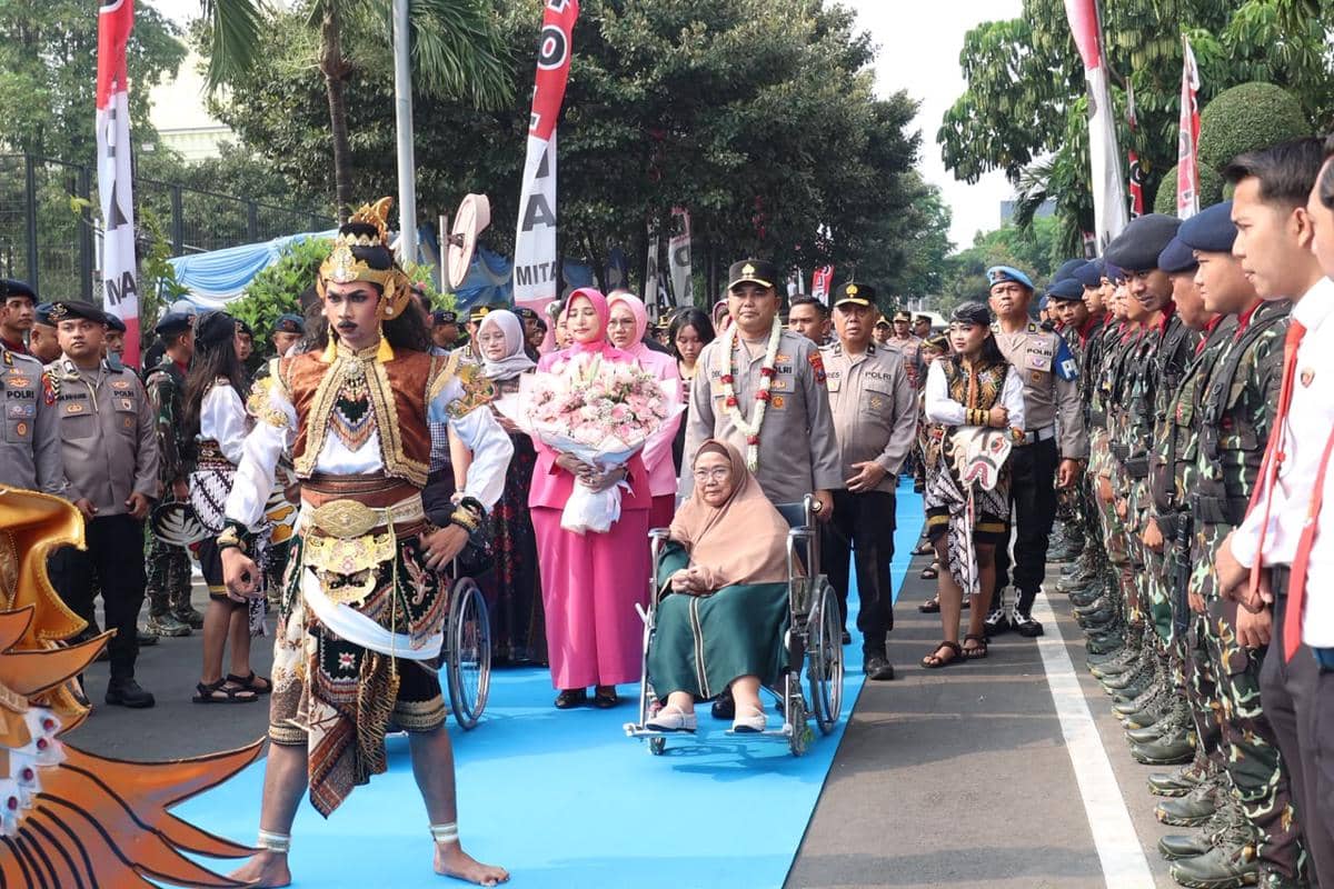 Dorong Kursi Roda Ibu Warnai Sertijab Kapolda Jatim