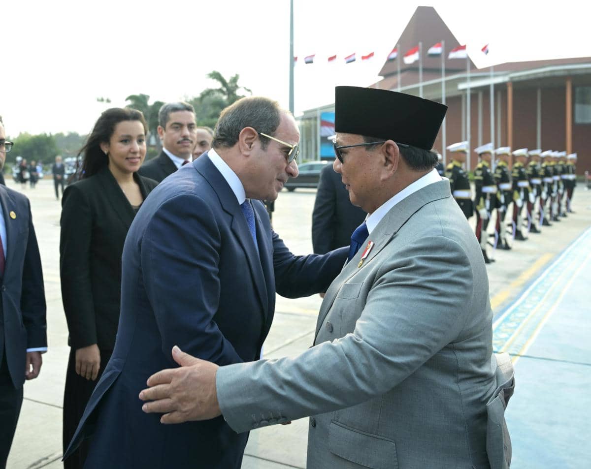 Pelukan Prabowo di Jakarta Timur Antar Presiden Mesir Pulang