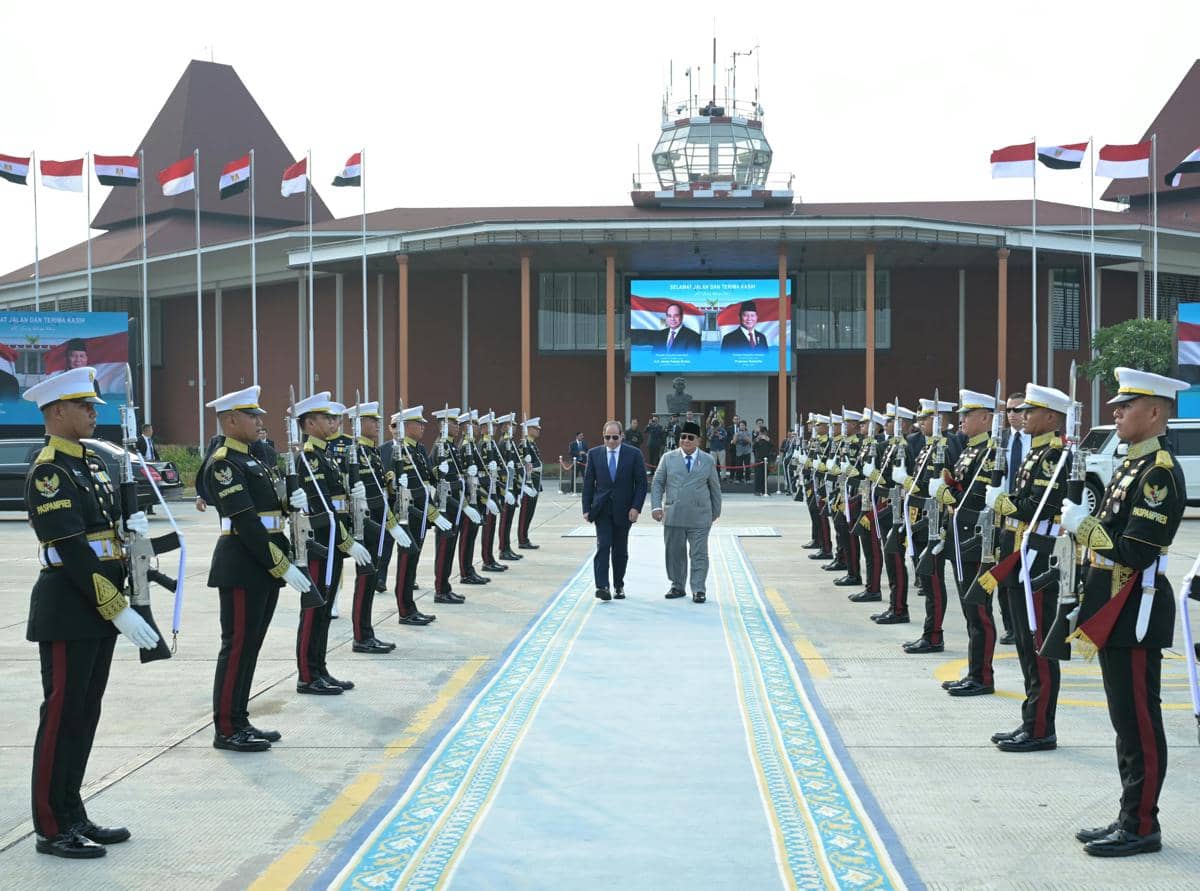 Presiden Prabowo Subianto mengantar kepulangan Presiden Mesir, Abdel Fattah El-Sisi di Pangkalan TNI AU Halim Perdanakusuma, Jakarta, Minggu