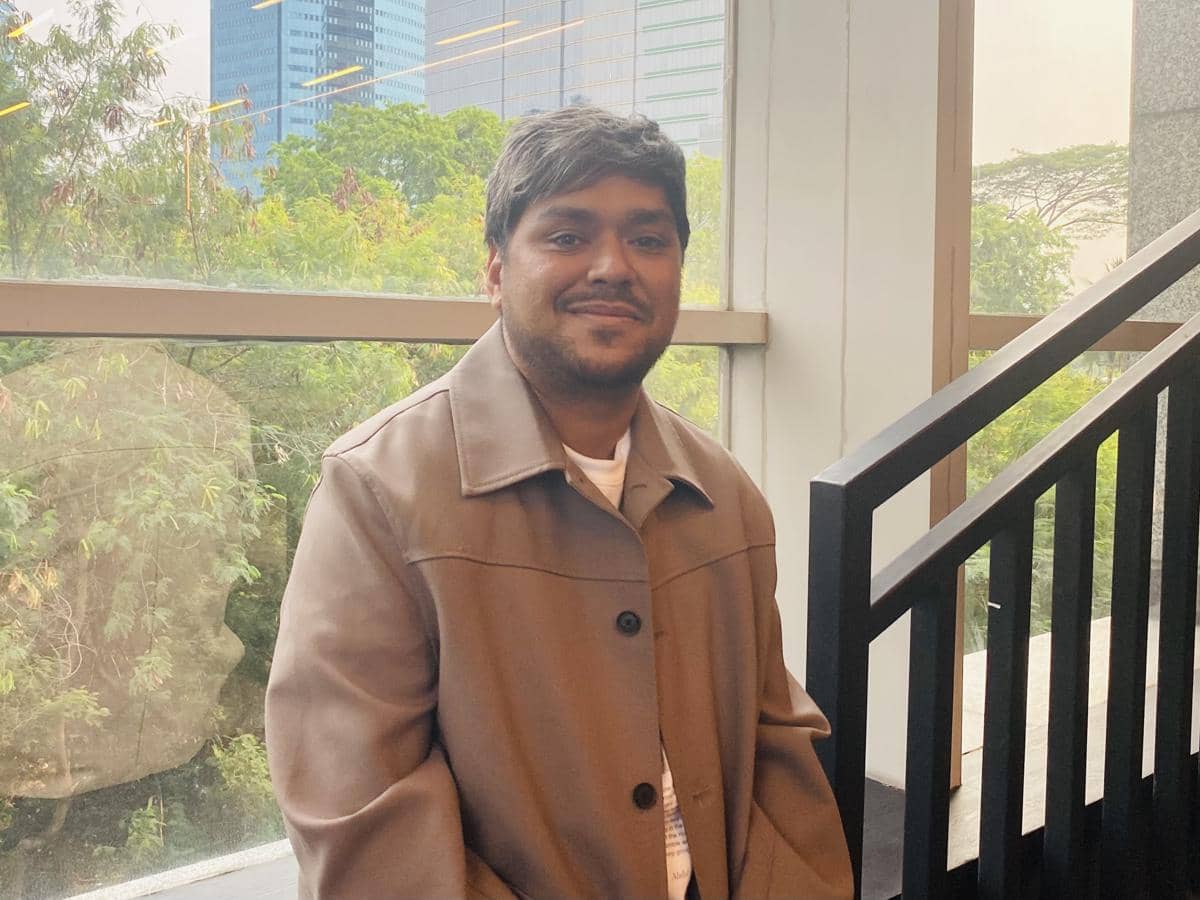 Ahmad Abdul berpose untuk potret di kantor IDN Times, Jakarta, dengan latar ruang kerja pada Selasa, 6 Oktober 2026.