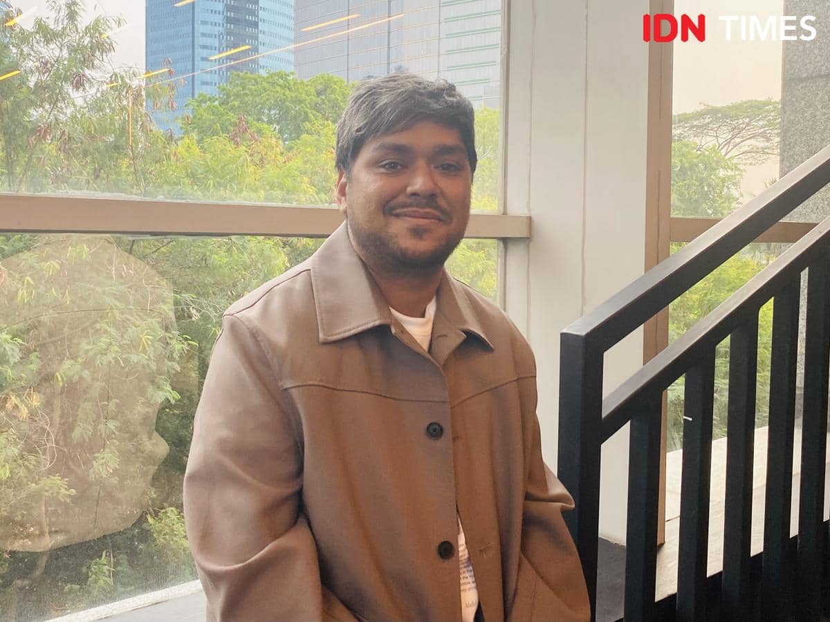 Ahmad Abdul berpose untuk potret di kantor IDN Times, Jakarta, dengan latar ruang kerja pada Selasa, 6 Oktober 2026.