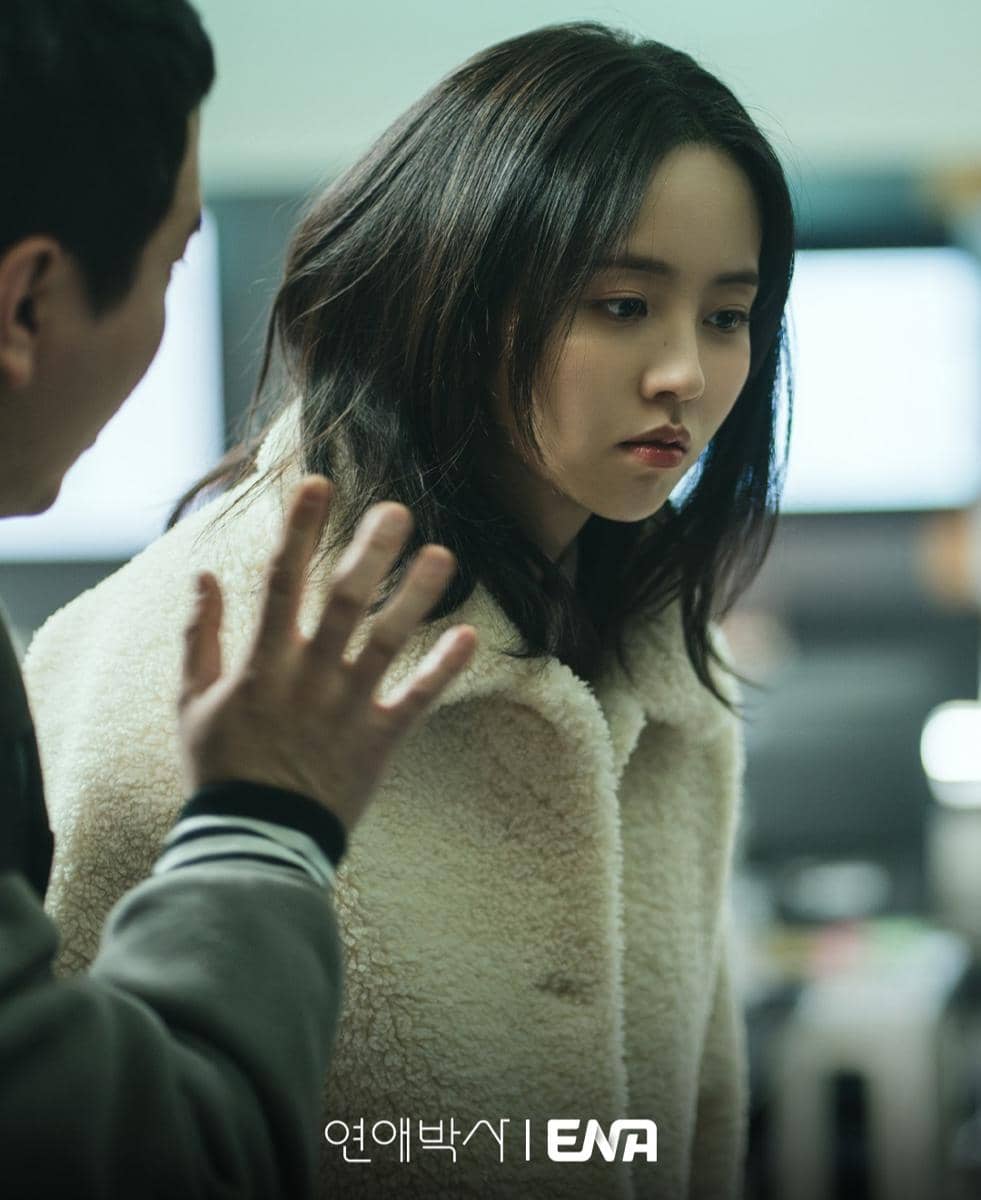 Cuplikan adegan drama Between Steps dari akun Instagram ENA Drama yang menampilkan momen dalam serial tersebut.