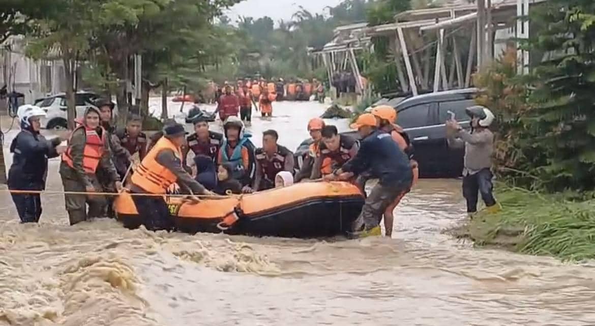 Tim gabungan mengevakuasi warga terdampak banjir di Padang dalam proses penanganan bencana di wilayah tersebut.