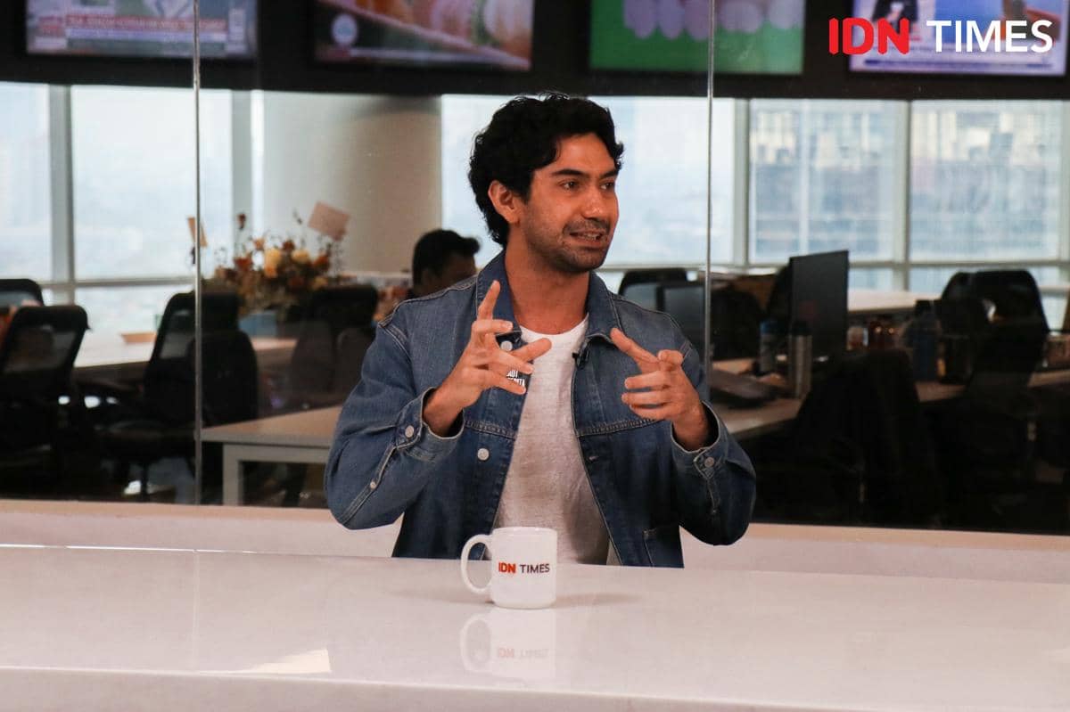 Reza Rahadian dalam program wawancara Real Talk with Uni Lubis (IDN Times/Mikho Fridolin Siahaan)