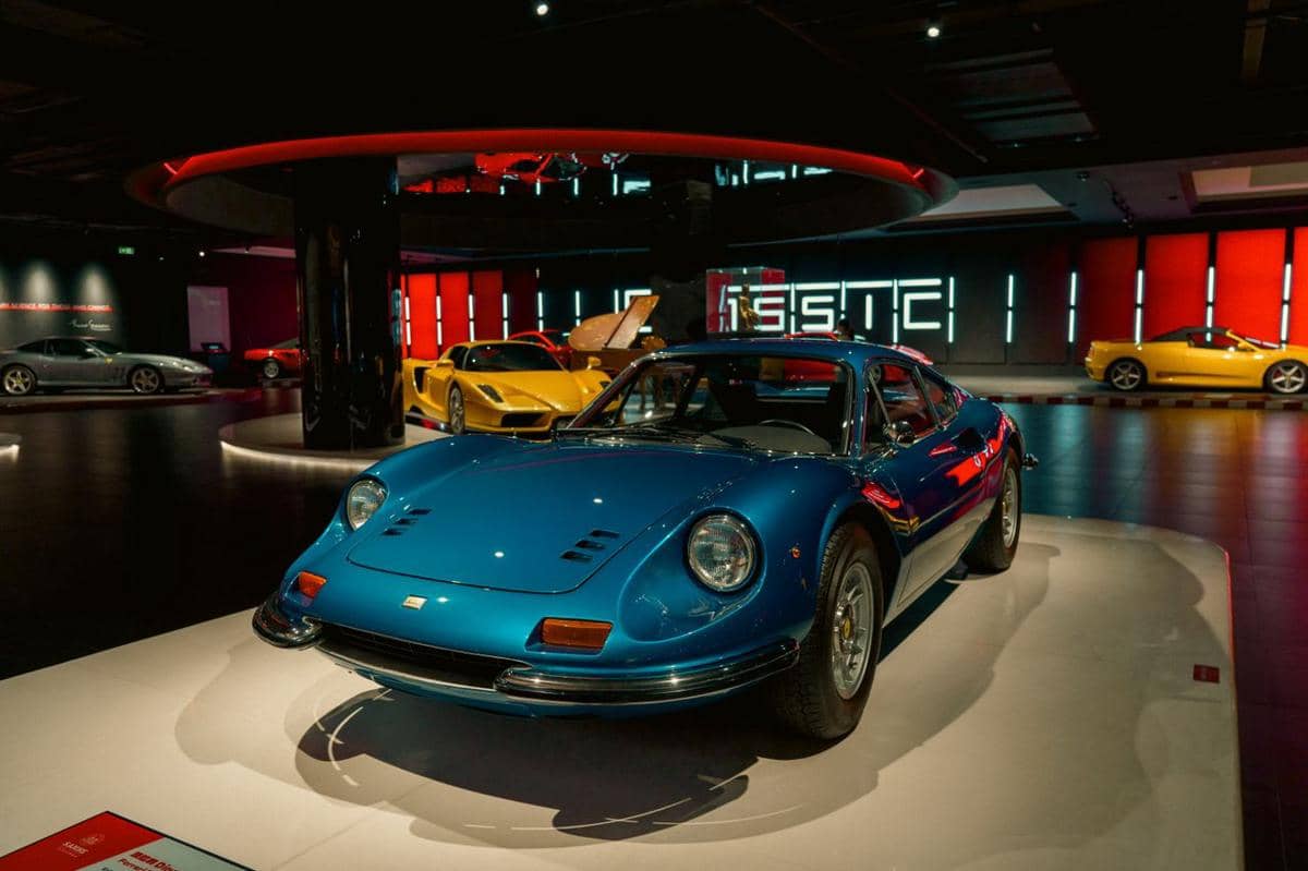 ilustrasi showroom mobil