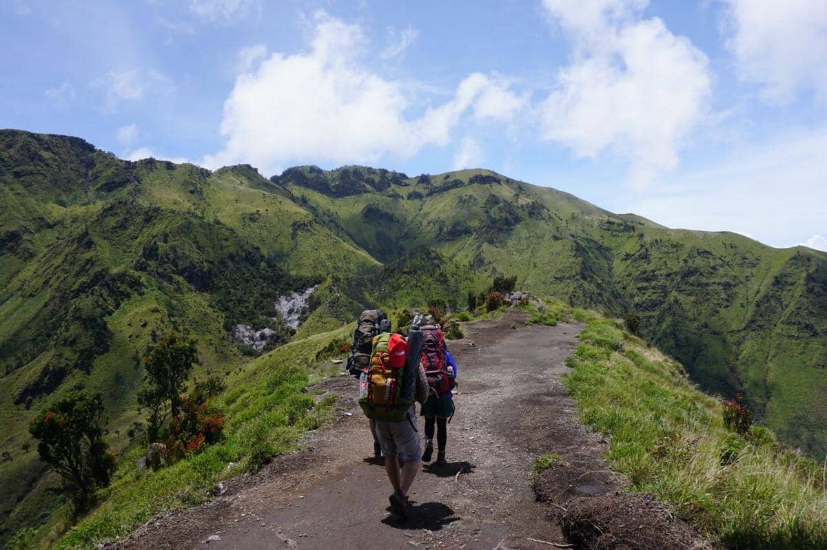 ilustrasi mendaki gunung