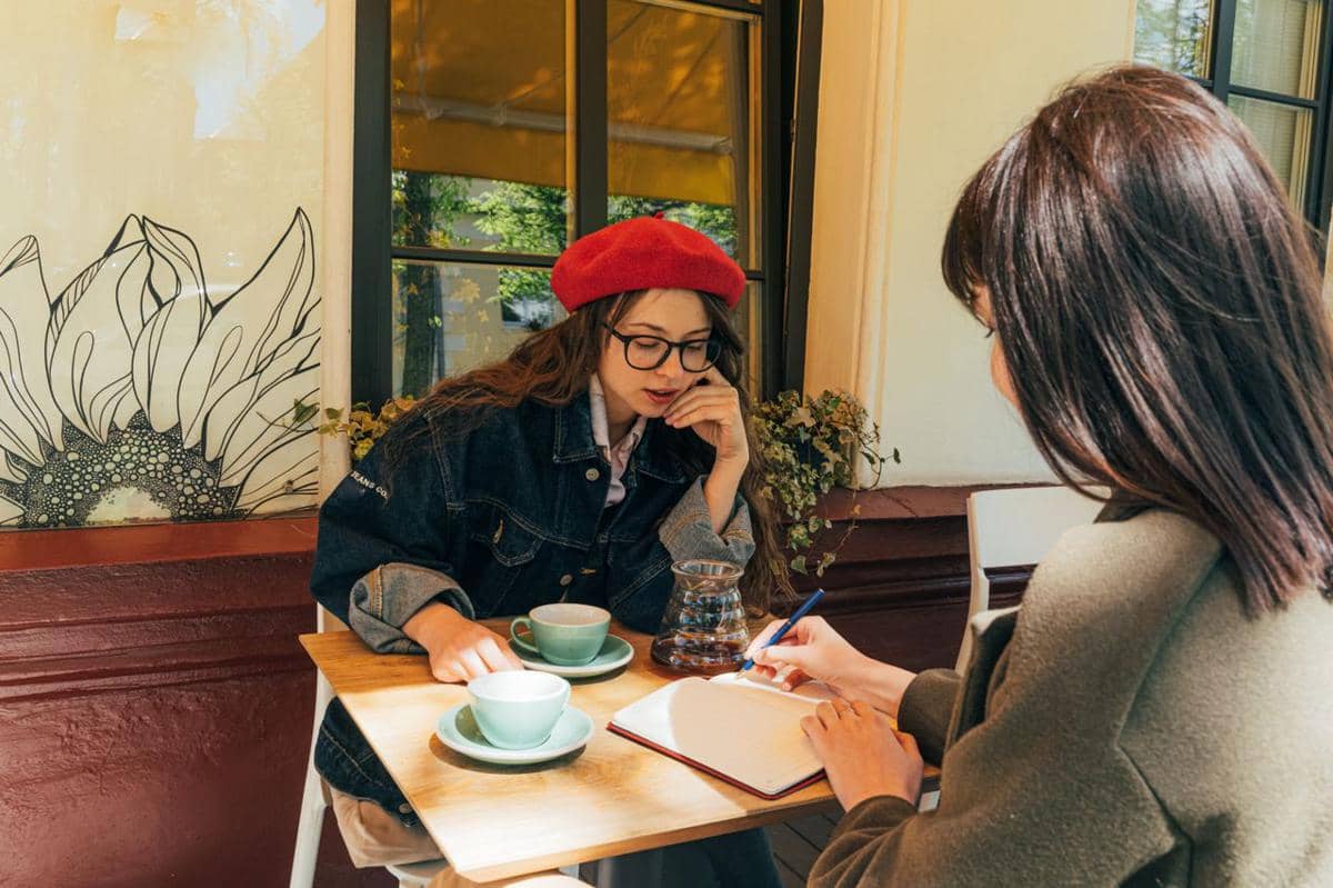 ilustrasi wanita sedang membuat planning