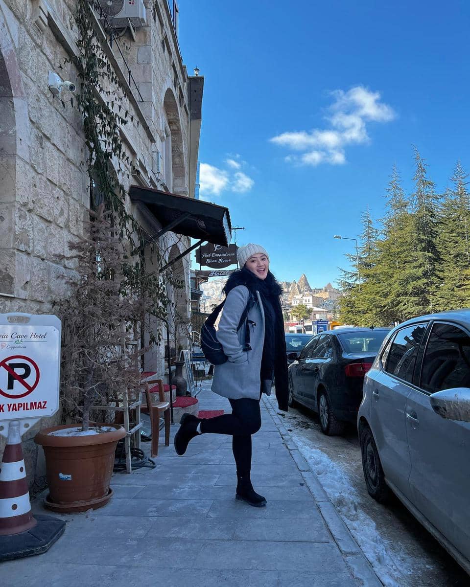 Inspirasi OOTD traveling ala Stephanie Giscka