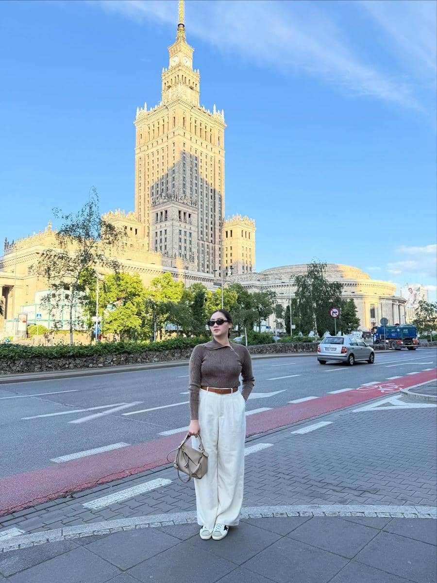 Inspirasi OOTD traveling ala Stephanie Giscka