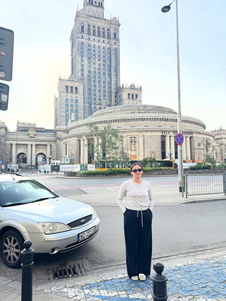 Inspirasi OOTD traveling ala Stephanie Giscka