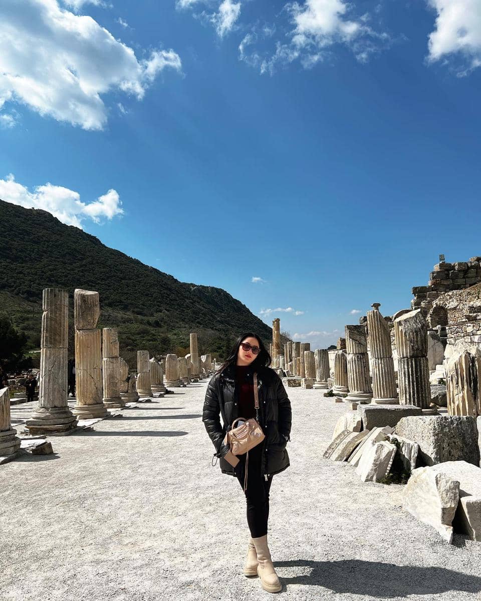 Inspirasi OOTD traveling ala Stephanie Giscka