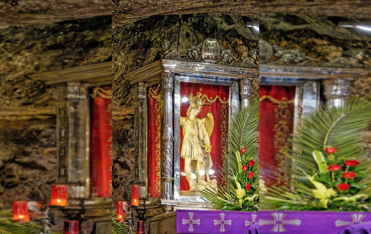 potret patung Malaikat Agung St. Mikael di altar utama gereja