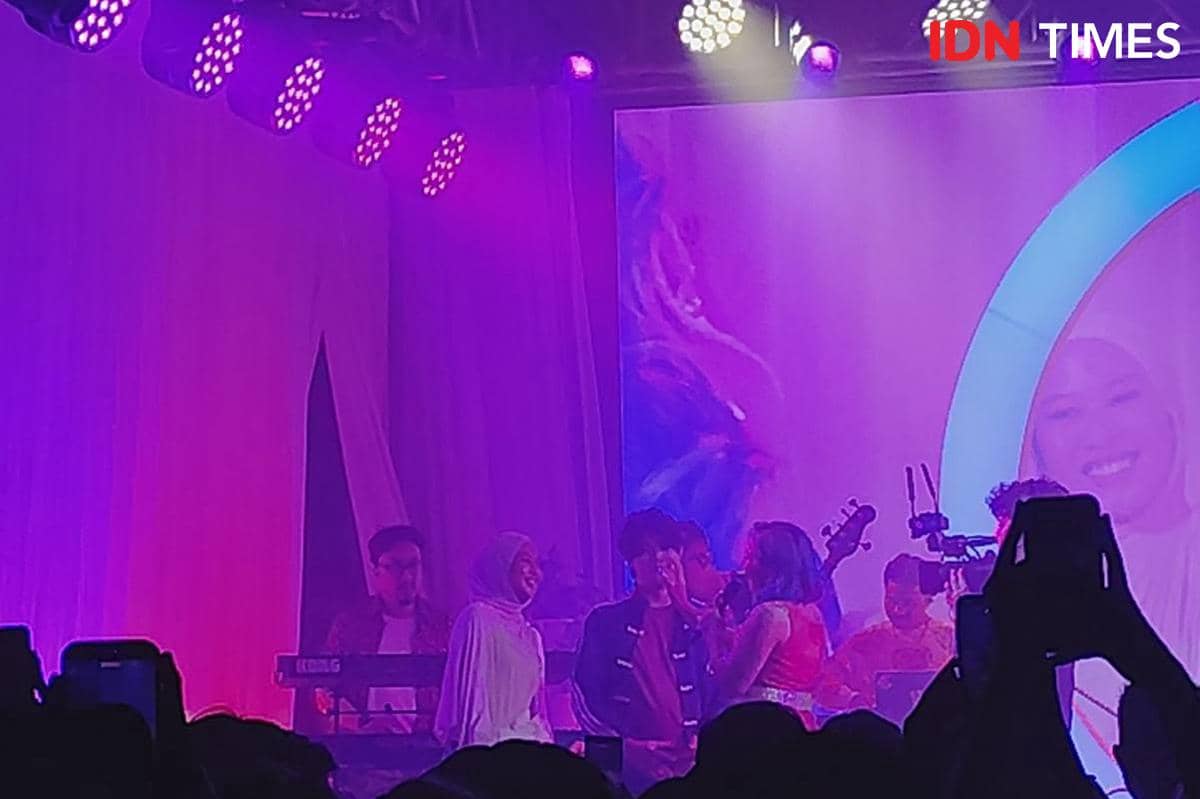 Ten2Five beri cincin untuk Lovers yang ingin melamar pasangan di atas panggung.jpg