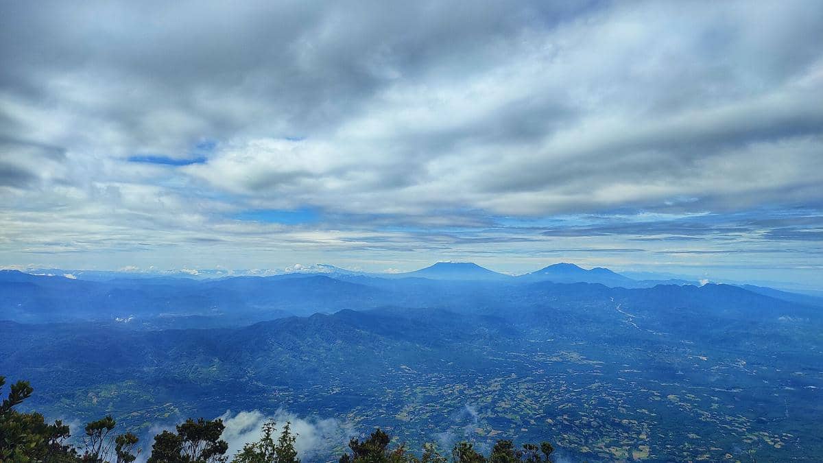 potret Gunung Talakmau Sumatra Barat