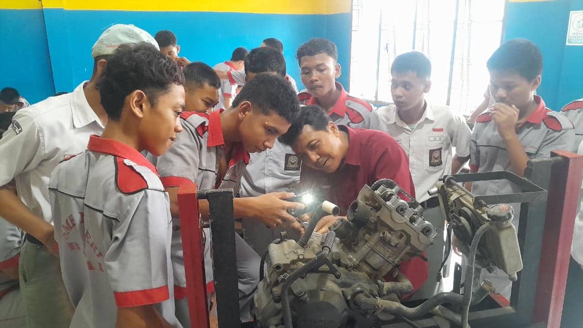 Siswa SMKN 2 Binjai Dalami Teknologi Mesin Sepeda Motor Honda