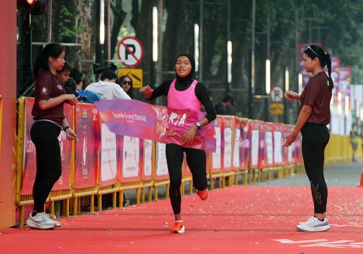 Peserta Victoria Run 2026 mengikuti kegiatan lari yang digelar Bank Victoria untuk menjalin kedekatan dengan masyarakat.