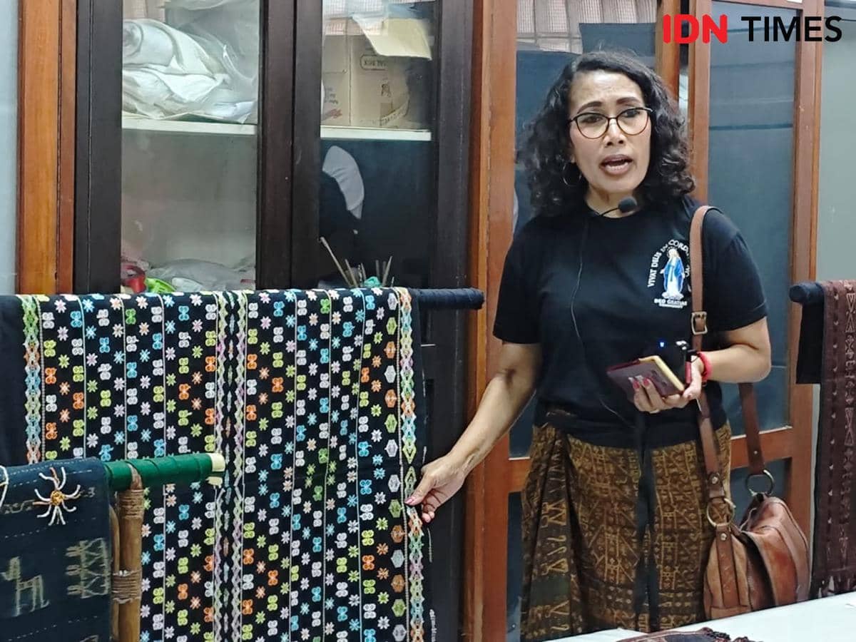 Penggiat tenun NTT bernama Sere Aba. (IDN Times/Febriyanti Revitasari)