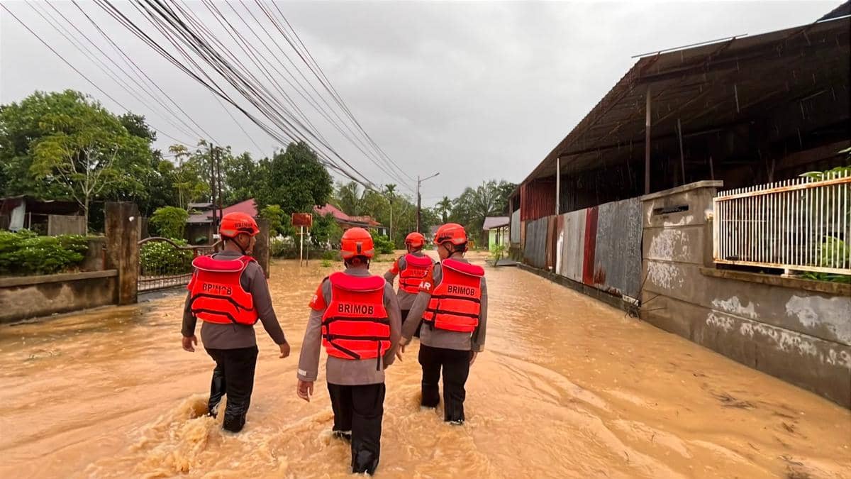 Tangani Banjir Padang, Pemerintah Evakuasi Warga dan Salurkan Bantuan