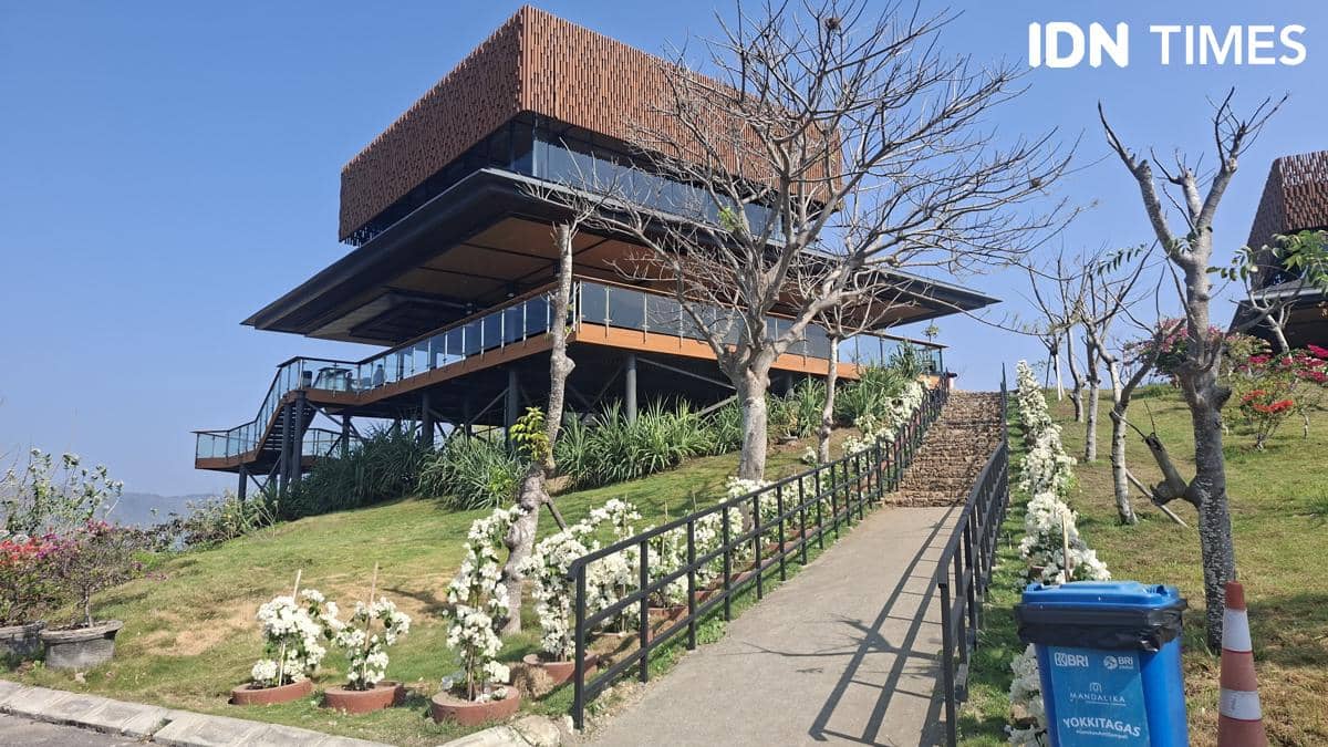 Pemandangan dari Bukit 360 Mandalika (IDN Times/Margith Damanik)