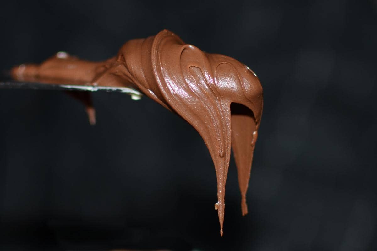 Ilustrasi hidangan mousse cokelat sebagai sajian pencuci mulut dengan tekstur lembut dan tampilan menggugah selera.