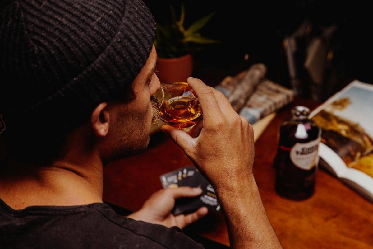 ilustrasi minum alkohol