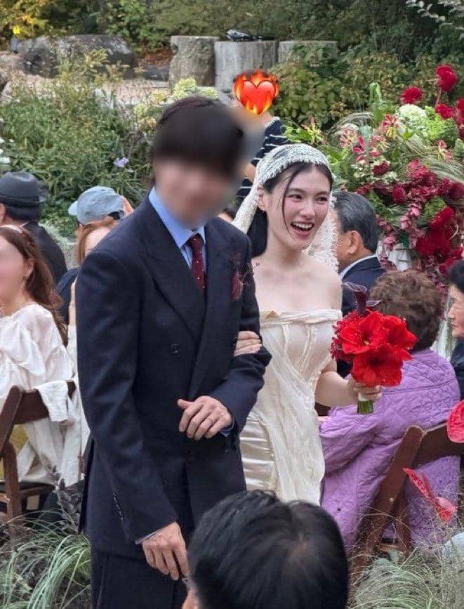Kim Yong Ji dalam momen pernikahannya, mengenakan busana pengantin dan berpose untuk dokumentasi acara.