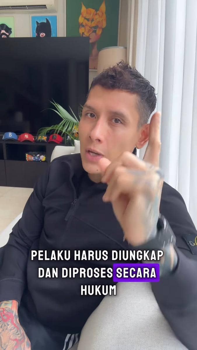Tangkapan unggahan Instagram Ganindra Bimo yang terkait reaksi artis atas penyerangan bus Persib Bandung.