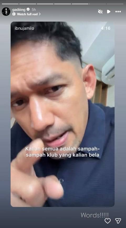 Tangkapan unggahan Instagram Ibnu Jamil berisi reaksi terhadap penyerangan bus Persib Bandung yang terjadi.