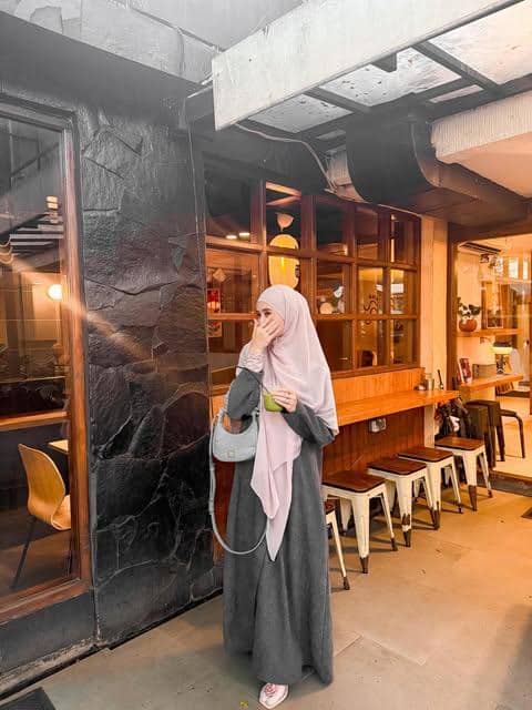 Adinda Amira mengenakan abaya longgar dan hijab senada dalam gaya OOTD modest yang elegan dan anggun.