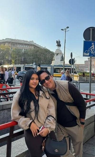 Andre Taulany dan Amanda Rigby berpose bersama di luar ruangan saat menikmati momen liburan mereka di Italia.