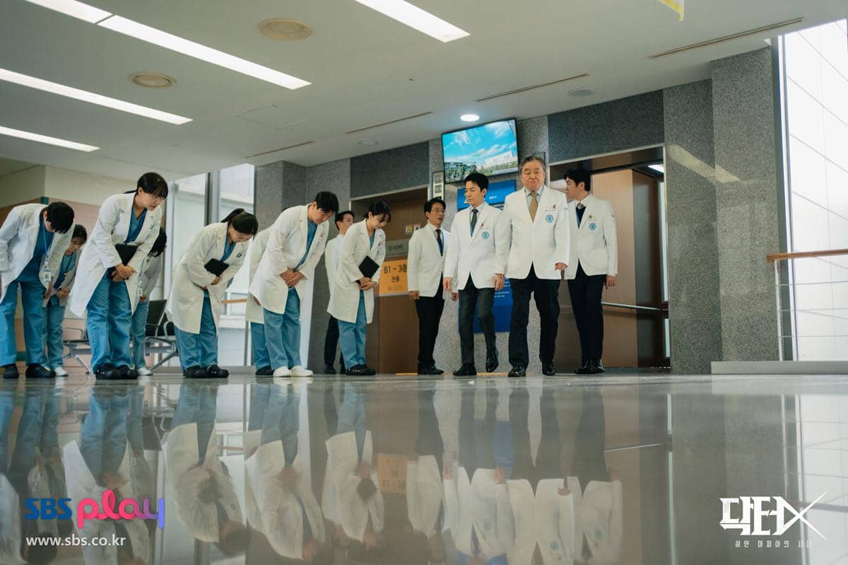 Cuplikan serial drama Korea Doctor X: Mafia in White dari SBS berlatar dunia medis dan intrik mafia penuh ketegangan.