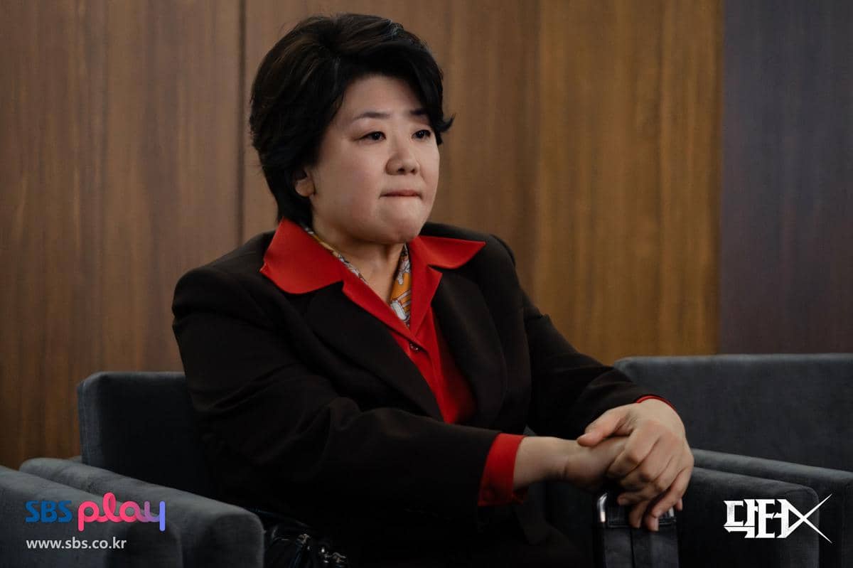 Cuplikan adegan drama Korea Doctor X: Mafia in White dari SBS dalam materi promosi resmi serial tersebut.