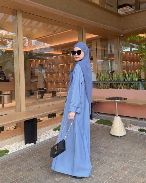 Adinda Amira mengenakan abaya sebagai inspirasi OOTD modest untuk tampilan muslimah yang anggun dan elegan.