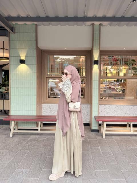 Adinda Amira mengenakan abaya dalam inspirasi OOTD bergaya modest yang dibagikan melalui Instagram.