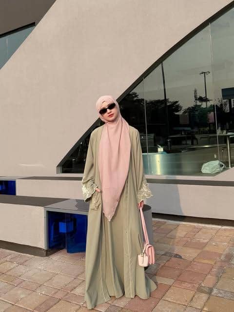 Adinda Amira tampil mengenakan abaya dalam inspirasi OOTD yang dibagikan melalui akun Instagramnya.