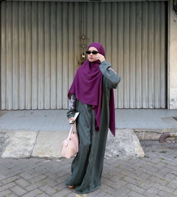 Adinda Amira tampil mengenakan abaya dalam inspirasi OOTD bergaya modest untuk berbagai kesempatan sehari-hari.