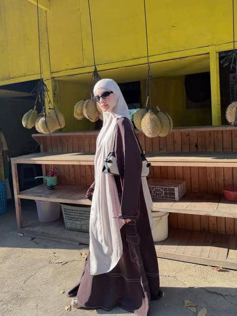Adinda Amira mengenakan abaya dalam inspirasi OOTD modest fashion yang dibagikan melalui akun Instagramnya.