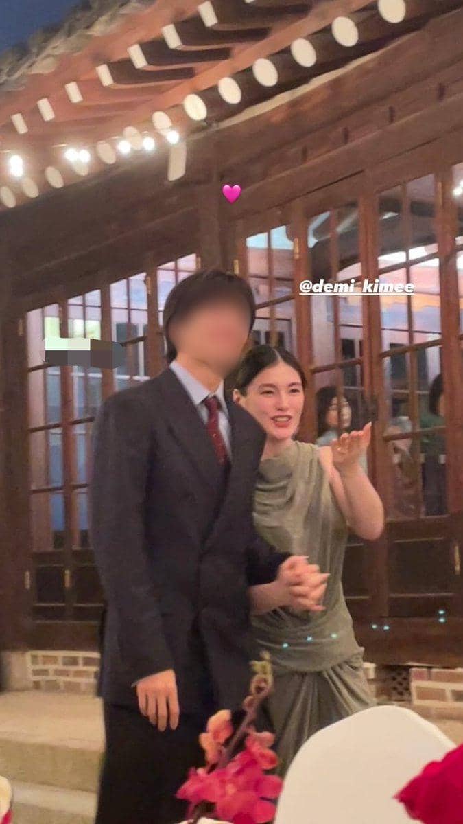 Momen pernikahan Kim Yong Ji dalam dokumentasi yang dimuat Koreaboo.com, menandai hari bahagianya.