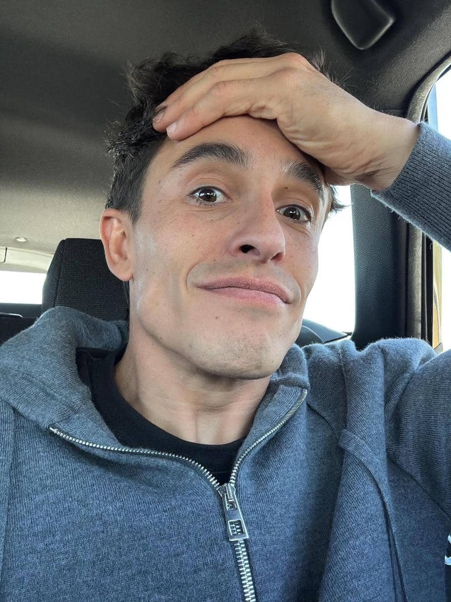 Marc Márquez di luar sirkuit dalam unggahan Instagram yang menonjolkan pesonanya secara santai di keseharian.